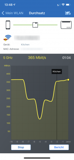 Nahtlos: In der Fritz-WLAN-App kann man gut nachvollziehen, wie das Smartphone bei schlechtem Netz an den nächsten Accesspoint weitergereicht wird. Die Verbindung bleibt während des Handovers stabil. (Bild: Jan Rähm)